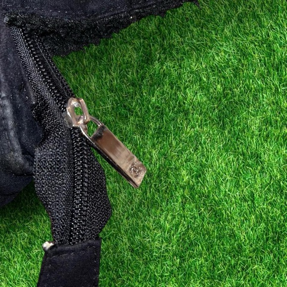 Vintage CHANEL Black Suede Tote with Interlocking CC Emblem - Picture 4 of 7